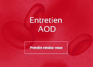 Globules rouge et stéthoscope illustrant l'accompagnement pharmaceutique des patients sous AOD